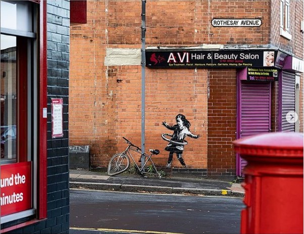 benksi devojčica sa hulahopom